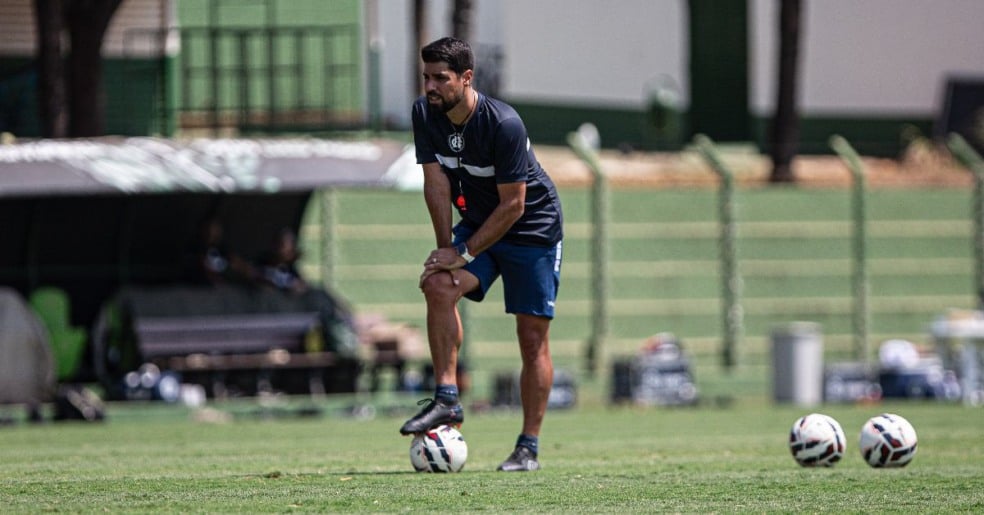 António Oliveira amenizou sua situação no comando remista, mas precisa continuar vencendo - Foto: Raul Martins/Remo