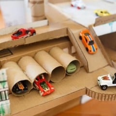Pista de corrida com rolos de papel