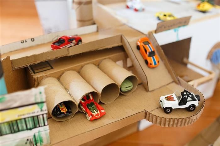 Pista de corrida com rolos de papel
