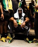 Usain Bolt revela desafios físicos após aposentadoria do atletismo e sua vontade de voltar a correr. Entenda sua jornada e legado.