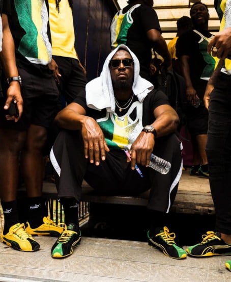 Usain Bolt revela desafios físicos após aposentadoria do atletismo e sua vontade de voltar a correr. Entenda sua jornada e legado.