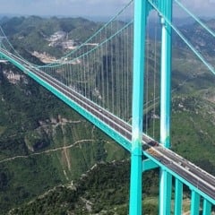 China inaugura a ponte mais alta do mundo, reduzindo o tempo de viagem e simbolizando o avanço em megainfraestruturas.