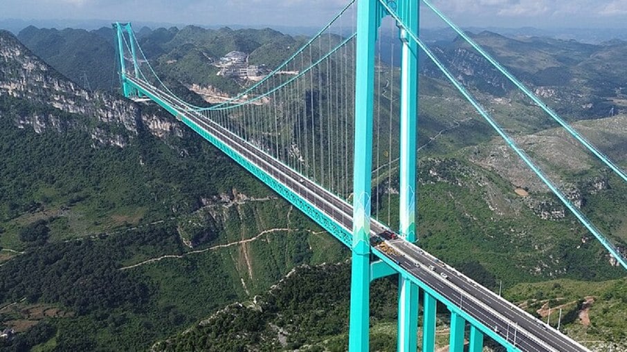 China inaugura a ponte mais alta do mundo, reduzindo o tempo de viagem e simbolizando o avanço em megainfraestruturas.