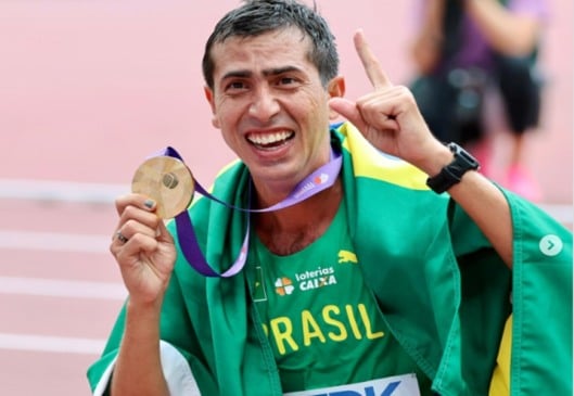 Caio Bonfim supera adversidades e conquista ouro histórico nos 20 km no Mundial 2025