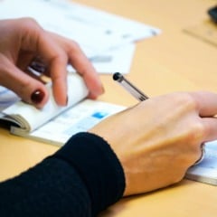 Nem só de Pix vive o brasileiro. Mesmo com a popularização dos pagamentos instantâneos e digitais, os cheques seguem firmes e fortes — quase como um acessório retrô do mundo financeiro. Segundo levantamento da Federação Brasileira de Bancos (Febraban), 50 milhões de cheques foram compensados no primeiro semestre de 2025, movimentando R$ 211 bilhões. O número de transações caiu 21,9% em relação ao mesmo período de 2024, mas o valor médio dos cheques aumentou. Em 2025, cada folha movimentou, em média, R$ 4.118, contra R$ 3.606 no ano anterior, uma alta de 14,2%. De acordo com a Febraban, isso mostra que o cheque ainda é visto como alternativa segura para operações de maior valor, especialmente no comércio. “O cheque ainda é mantido por comerciantes para parcelamentos ou como forma de crédito e pagamento a fornecedores”, explicou Walter Faria, diretor-adjunto de Serviços e Segurança da entidade. As empresas respondem por mais da metade dos cheques emitidos, principalmente em transações com fornecedores. Já entre pessoas físicas, o uso do papelzinho continua em razão da confiança entre clientes e lojistas e da possibilidade de negociar prazos e descontos sem depender de limite de crédito. Ou seja: em plena era do Pix automático, assinar cheque pode até soar vintage, mas continua sendo um hábito com espaço garantido na economia brasileira.