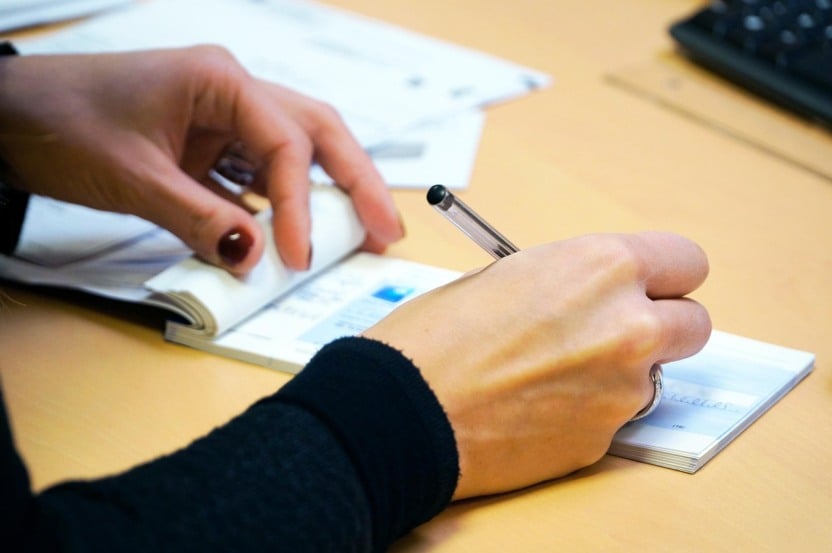 Nem só de Pix vive o brasileiro. Mesmo com a popularização dos pagamentos instantâneos e digitais, os cheques seguem firmes e fortes — quase como um acessório retrô do mundo financeiro. Segundo levantamento da Federação Brasileira de Bancos (Febraban), 50 milhões de cheques foram compensados no primeiro semestre de 2025, movimentando R$ 211 bilhões. O número de transações caiu 21,9% em relação ao mesmo período de 2024, mas o valor médio dos cheques aumentou. Em 2025, cada folha movimentou, em média, R$ 4.118, contra R$ 3.606 no ano anterior, uma alta de 14,2%. De acordo com a Febraban, isso mostra que o cheque ainda é visto como alternativa segura para operações de maior valor, especialmente no comércio. “O cheque ainda é mantido por comerciantes para parcelamentos ou como forma de crédito e pagamento a fornecedores”, explicou Walter Faria, diretor-adjunto de Serviços e Segurança da entidade. As empresas respondem por mais da metade dos cheques emitidos, principalmente em transações com fornecedores. Já entre pessoas físicas, o uso do papelzinho continua em razão da confiança entre clientes e lojistas e da possibilidade de negociar prazos e descontos sem depender de limite de crédito. Ou seja: em plena era do Pix automático, assinar cheque pode até soar vintage, mas continua sendo um hábito com espaço garantido na economia brasileira.