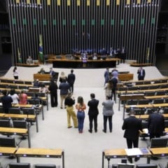 A Câmara dos Deputados se prepara para votar na tarde desta quinta, 1º, o projeto que prevê a isenção do Imposto de Renda: Kayo Magalhães / Câmara dos Deputados


Fonte: Agência Câmara de Notícias