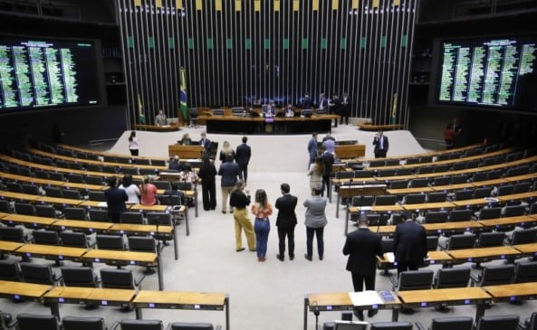 A Câmara dos Deputados se prepara para votar na tarde desta quinta, 1º, o projeto que prevê a isenção do Imposto de Renda: Kayo Magalhães / Câmara dos Deputados


Fonte: Agência Câmara de Notícias