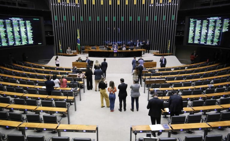 A Câmara dos Deputados se prepara para votar na tarde desta quinta, 1º, o projeto que prevê a isenção do Imposto de Renda: Kayo Magalhães / Câmara dos Deputados


Fonte: Agência Câmara de Notícias