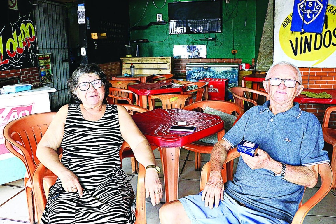 Maria Neves e José Carlos, donos de um restaurante.