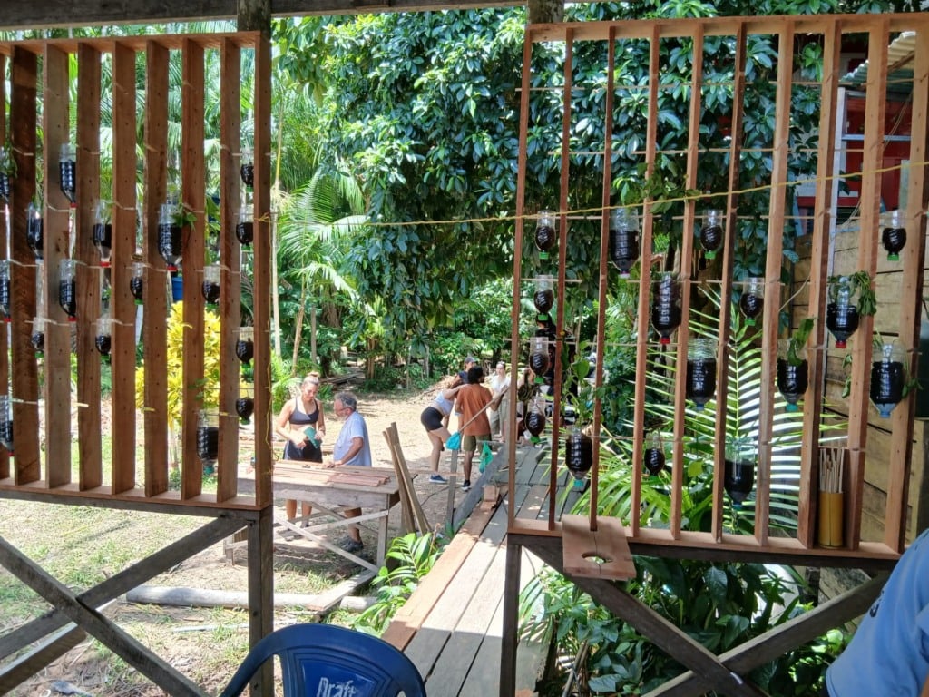 Moradores do Combu recebem hortas  verticais para venda de verduras e hortaliças