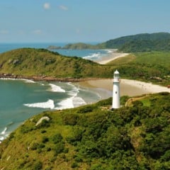A Ilha do Mel fica distante 120 km de Curitiba. Fotos: Divulgação