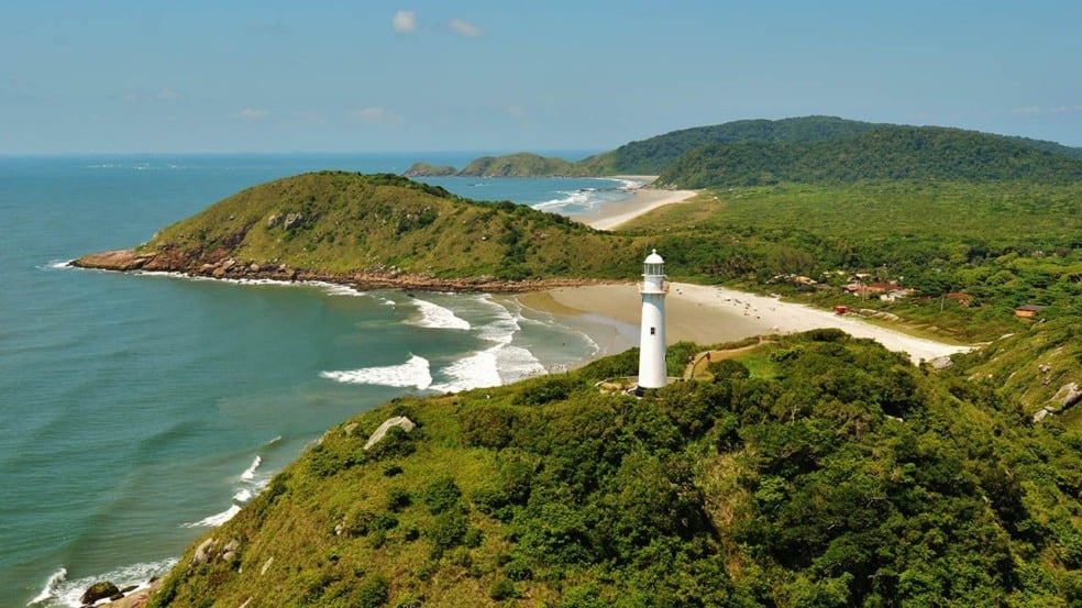 A Ilha do Mel fica distante 120 km de Curitiba. Fotos: Divulgação