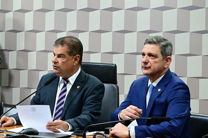 Nelsinho Trad e Rogério Carvalho na reunião da Comissão de Relações Exteriores nesta quarta Geraldo Magela/Agência Senado