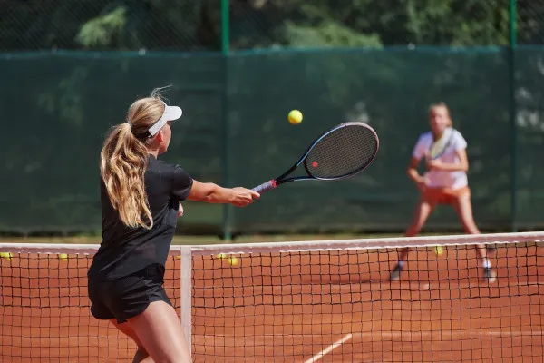 Tênis lidera o ranking com 4 em cada 10 adeptos; polo, golfe, natação e até o pickleball completam a lista.