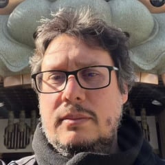 No site da Academia Brasileira de Cinema Ferraz é descrito como especialista em projetos de documentários e produções de não ficção.