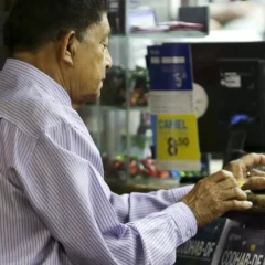 O idoso tem  direito a atendimento prioritário em serviços públicos e privados; prioridade na tramitação de processos judiciais; preferência em programas sociais e habitacionais do governo
Foto: Marcelo Camargo / Agência Brasil 