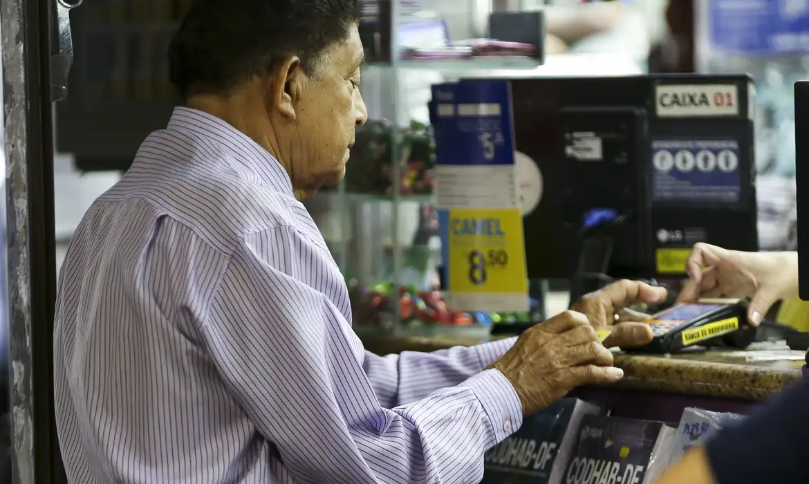 O idoso tem  direito a atendimento prioritário em serviços públicos e privados; prioridade na tramitação de processos judiciais; preferência em programas sociais e habitacionais do governo
Foto: Marcelo Camargo / Agência Brasil 