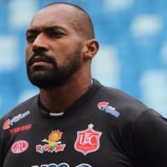 O futebol brasileiro está de luto. Anderson Soares da Silva, conhecido como Neneca, ex-goleiro do América-MG e de outros clubes tradicionais do país, faleceu nesta segunda-feira (22), aos 45 anos, em Rondonópolis, no Mato Grosso. Neneca estava internado desde a última sexta-feira (19), na Unidade de Terapia Intensiva (UTI), após sofrer um infarto enquanto assistia a uma partida de futebol da categoria sub-17. Durante os exames, os médicos identificaram um aneurisma na artéria aorta, e uma cirurgia de tórax aberto foi indicada. No entanto, o ex-atleta não resistiu às complicações. Atualmente, Neneca trabalhava como gerente de futebol do União Esporte Clube, de Rondonópolis — clube onde iniciou sua carreira como goleiro profissional. Carreira vitoriosa e marcada por títulos Neneca acumulou passagens marcantes por clubes do futebol brasileiro. Foi campeão da Série C do Brasileiro em 2004, com a União Barbarense, e campeão da Série D em 2005, atuando pelo Botafogo-SP. No Santo André, clube que defendeu por seis temporadas, conquistou o título da Série A2 do Campeonato Paulista. Mais tarde, em 2014, também ergueu o troféu do Campeonato Catarinense pelo Figueirense. Sua passagem mais conhecida nacionalmente foi pelo América-MG, onde se destacou com grandes atuações sob as traves e ganhou o carinho da torcida do "Coelho".