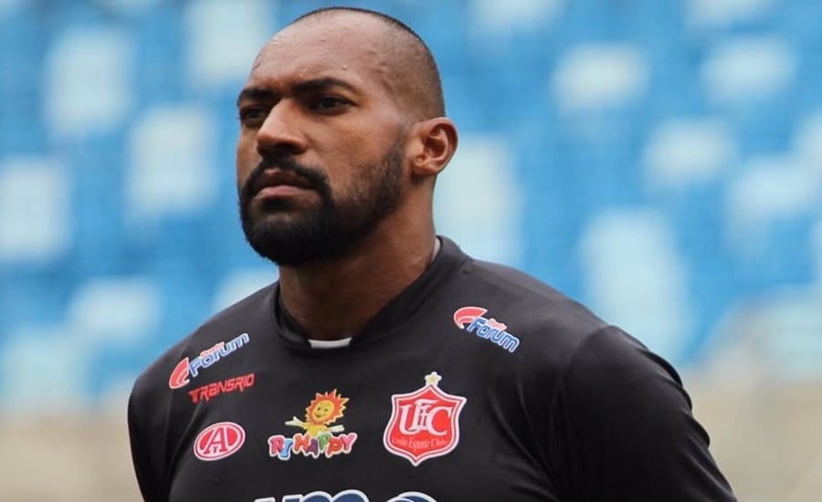 O futebol brasileiro está de luto. Anderson Soares da Silva, conhecido como Neneca, ex-goleiro do América-MG e de outros clubes tradicionais do país, faleceu nesta segunda-feira (22), aos 45 anos, em Rondonópolis, no Mato Grosso. Neneca estava internado desde a última sexta-feira (19), na Unidade de Terapia Intensiva (UTI), após sofrer um infarto enquanto assistia a uma partida de futebol da categoria sub-17. Durante os exames, os médicos identificaram um aneurisma na artéria aorta, e uma cirurgia de tórax aberto foi indicada. No entanto, o ex-atleta não resistiu às complicações. Atualmente, Neneca trabalhava como gerente de futebol do União Esporte Clube, de Rondonópolis — clube onde iniciou sua carreira como goleiro profissional. Carreira vitoriosa e marcada por títulos Neneca acumulou passagens marcantes por clubes do futebol brasileiro. Foi campeão da Série C do Brasileiro em 2004, com a União Barbarense, e campeão da Série D em 2005, atuando pelo Botafogo-SP. No Santo André, clube que defendeu por seis temporadas, conquistou o título da Série A2 do Campeonato Paulista. Mais tarde, em 2014, também ergueu o troféu do Campeonato Catarinense pelo Figueirense. Sua passagem mais conhecida nacionalmente foi pelo América-MG, onde se destacou com grandes atuações sob as traves e ganhou o carinho da torcida do "Coelho".