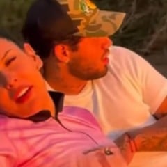 Ana Castela e Zé Felipe foram flagrados em viagem romântica no Pantanal. Descubra os detalhes e a repercussão nas redes sociais.
