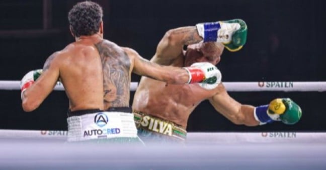 A disputa foi encerrada no quarto round, após o árbitro aplicar penalizações a Wanderlei — conhecido por sua trajetória no MMA — por tentar desferir golpes ilegais com a cabeça e os joelhos. Foto: Spaten Fight Night