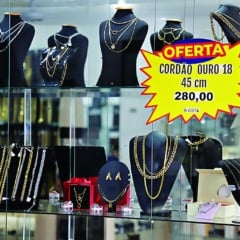 Entrega de cartões com ofertas de joalherias e placas são algumas das formas utilizadas para divulgar a compra e venda de ouro