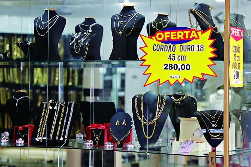 Entrega de cartões com ofertas de joalherias e placas são algumas das formas utilizadas para divulgar a compra e venda de ouro