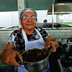 Elza Rodrigues da Silva, 56 anos, proprietária do Box da Elza, no Mercado de São Brás. Foto: Wagner Almeida / Diário do Pará.
