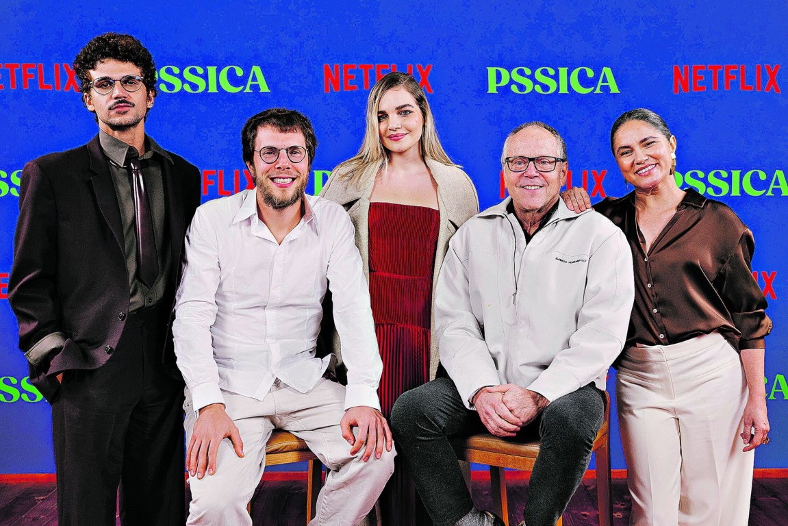 Os atores Lucas Galvino, Domithila Cattete e Marleyda Soto com os diretores Quico Meirelles e Fernando Meirelles. FOTO: FERNANDA TINE/NETFLIX/DIVULGAÇÃO

