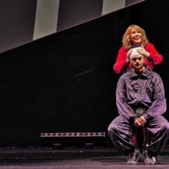 Renata Sorrah vive personagem dentro da própria cabeça em peça no Pará