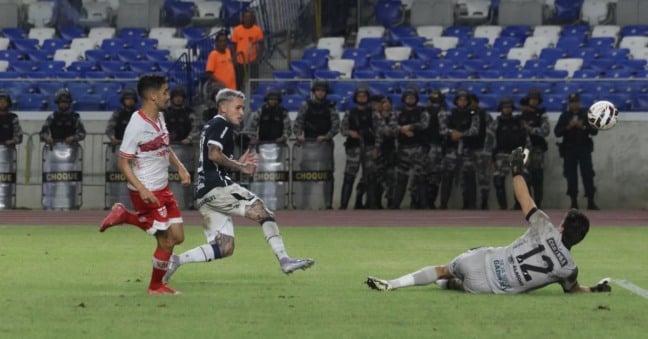 Diego Hernández foi um dos atletas que se destacaram na vitória azulina diante do CRB - Foto: Mauro Ângelo/Diário do Pará