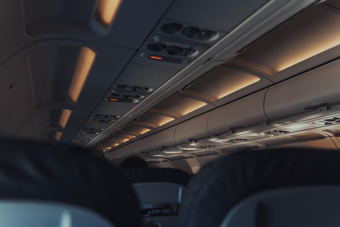 Viajar de avião significa dividir um espaço reduzido com centenas de pessoas, e por isso é fundamental observar regras simples de convivência.