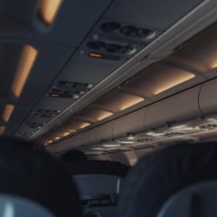 Viajar de avião significa dividir um espaço reduzido com centenas de pessoas, e por isso é fundamental observar regras simples de convivência.