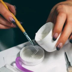 A popularidade das unhas de gel, conhecidas pelo efeito duradouro e acabamento impecável, pode estar com os dias contados no Brasil.