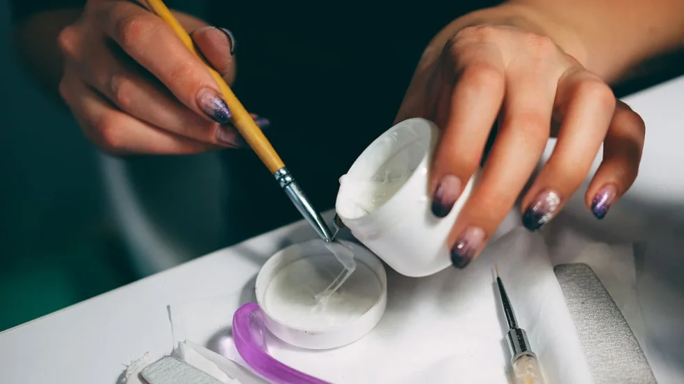 A popularidade das unhas de gel, conhecidas pelo efeito duradouro e acabamento impecável, pode estar com os dias contados no Brasil.