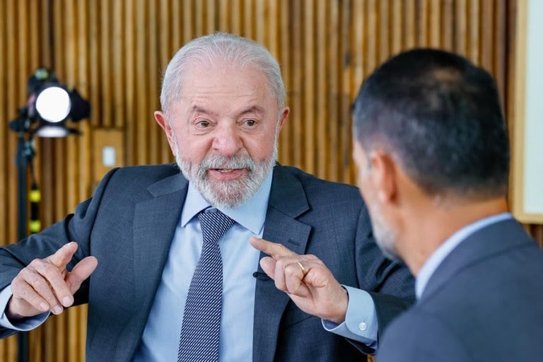 Entre risos e lembranças, o espetáculo é inspirado na nova biografia da humorista, levando ao palco passagens hilárias, opiniões e episódios marcantes da sua trajetória