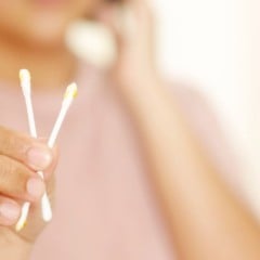 Os cientistas identificaram que a cera, ou cerume, contém metabólitos, substâncias químicas produzidas pelas reações do metabolismo no organismo.