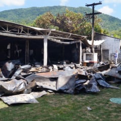 Justiça do Rio absolve réus do incêndio no Ninho do Urubu, relembrando a tragédia que matou dez jovens do Flamengo em 2019.