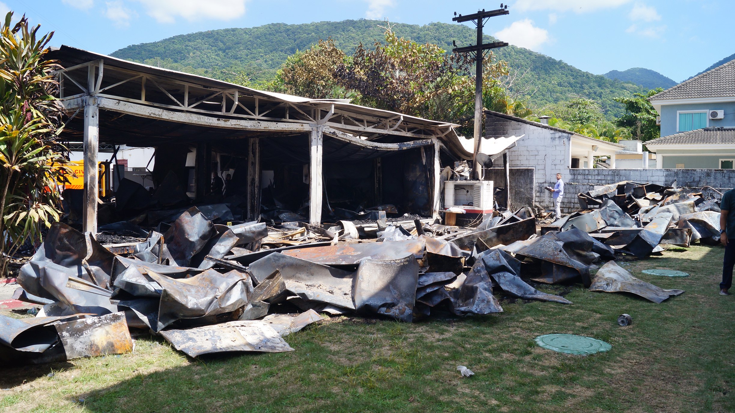 Justiça do Rio absolve réus do incêndio no Ninho do Urubu, relembrando a tragédia que matou dez jovens do Flamengo em 2019.
