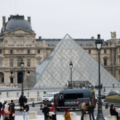 Crime no Louvre: coroa de diamantes e esmeraldas roubada é encontrada em rua de Paris, diz agência