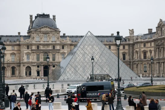 Crime no Louvre: coroa de diamantes e esmeraldas roubada é encontrada em rua de Paris, diz agência