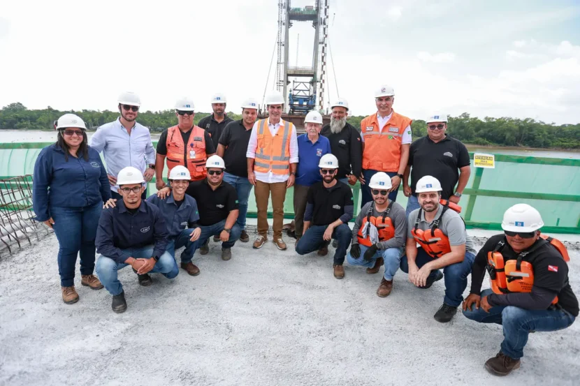 Helder e equipe vistoriam a obra