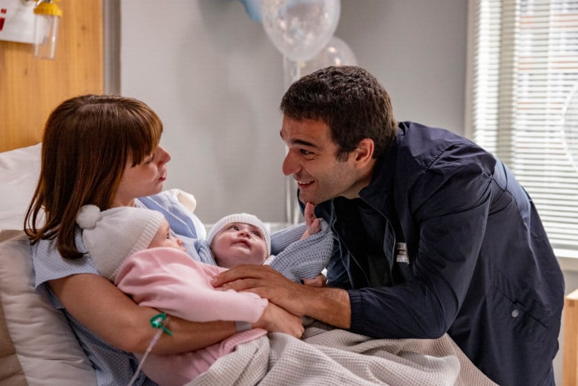 Solange (Alice Wegmann) e Afonso (Humberto Carrão) celebram a chegada dos gêmeos Sofia e Antônio