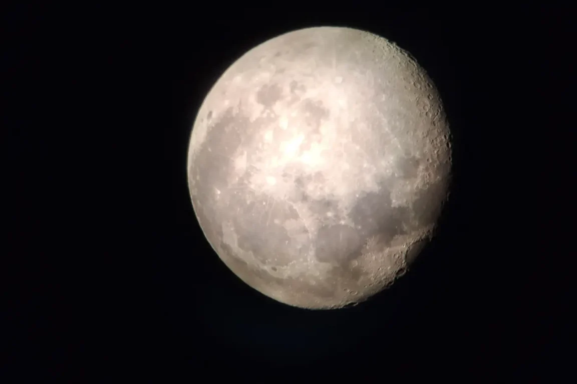 Na observação, serão disponibilizados telescópios e binóculos para observação dos detalhes do fenômeno. A programação começa 19h30.