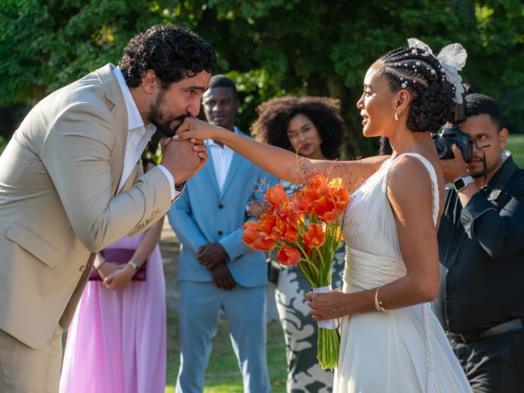Raquel (Taís Araujo) e Ivan (Renato Góes) celebram sua união com amigos e familiares.