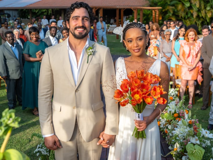 Raquel (Taís Araujo) e Ivan (Renato Góes) celebram sua união com amigos e familiares.