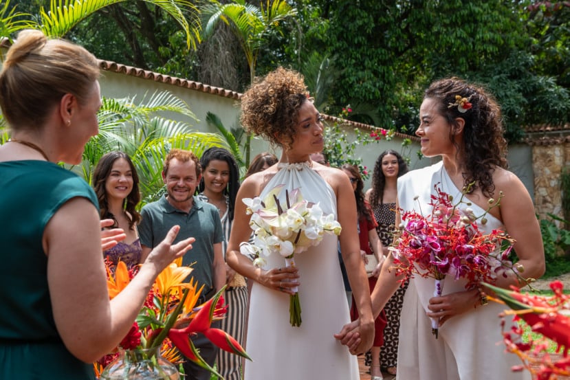Cecília (Maeve Jinkings) e Laís (Lorena Lima) celebram a união na presença de amigos e familiares.