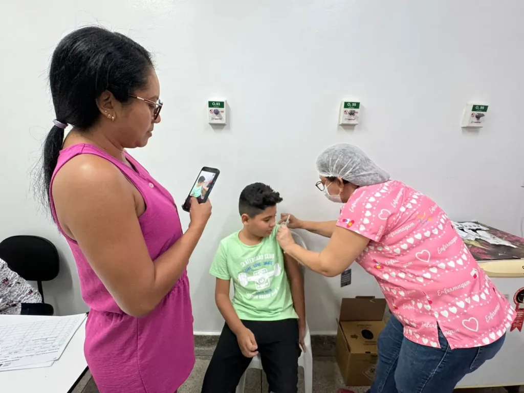 A abertura oficial da campanha de atualização do calendário vacinal de crianças e adolescentes menores de 15 anos ocorreu na Unidade Básica de Saúde (UBS) Portal da Amazônia. Foto: Divulgação A abertura oficial da campanha de atualização do calendário vacinal de crianças e adolescentes menores de 15 anos ocorreu na Unidade Básica de Saúde (UBS) Portal da Amazônia. Foto: Divulgação