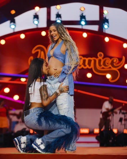 Ludmilla e Brunna Gonçalves foram eleitas pela revista Pride como um dos cinco casais lésbicos mais quentes do mundo em 2025.